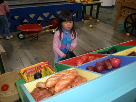(Discovery Center) Kasen choosing vegetables